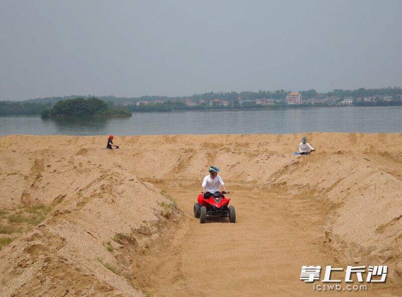 靖港镇千龙湖景区体验沙滩越野。
