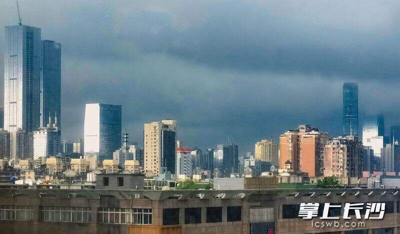 天空乌云来袭。长沙晚报全媒体记者 陈飞 摄