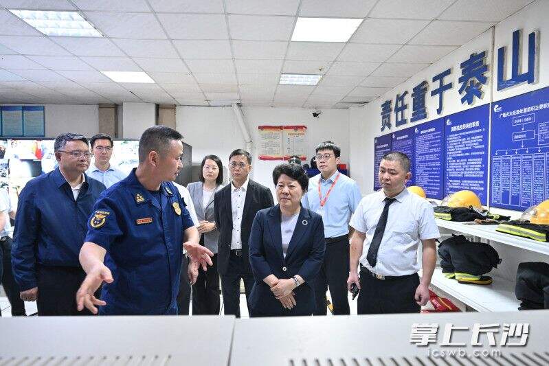 吴桂英在“长沙中心印象城”督导人员密集场所消防隐患整改工作。