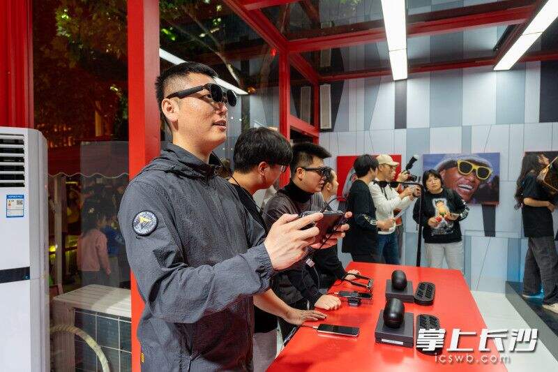 市民游客在XREAL快闪店中佩戴产品体验AR。