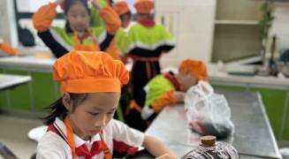 长沙这所小学举行美食争霸赛 “小厨神”用自种草药做药膳