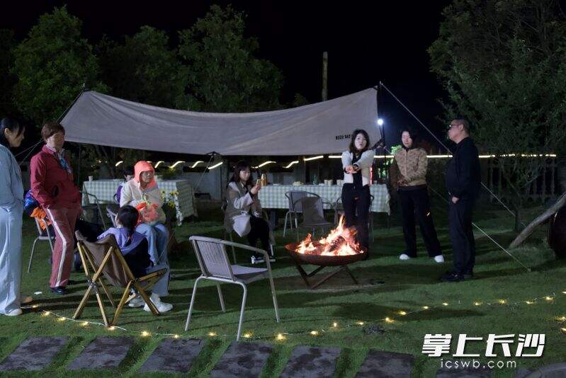 在位于影珠山间的桐乐·影山居度假民宿，游客们在户外举行篝火晚会。