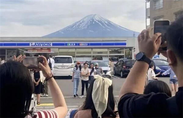 日本一小镇遮挡富士山远景目的是什么