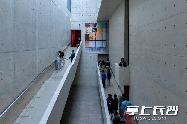 市民游客在谢子龙影像艺术馆拍照打卡。  均为馆方供图