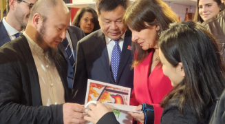 巴黎市长参观“遇鉴中国”展，盛赞《汉字童年》绘本