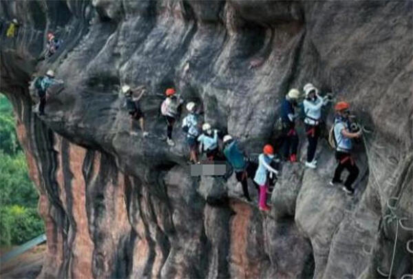 景区攀岩拥堵游客挂半山腰怎么回事