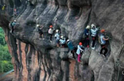 景区攀岩拥堵游客挂半山腰怎么回事 有时会堵一两个小时