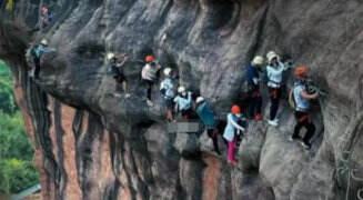 景区攀岩拥堵游客挂半山腰怎么回事 有时会堵一两个小时