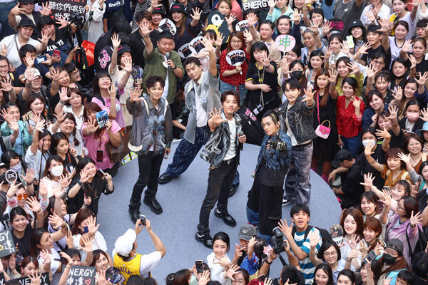 Energy睽违22年举办唯一限定签唱会 歌迷携家带眷包车前来 现场5千人挤爆信义香堤广场