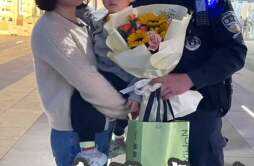 长沙五一广场 特警执勤时突然收到一束花