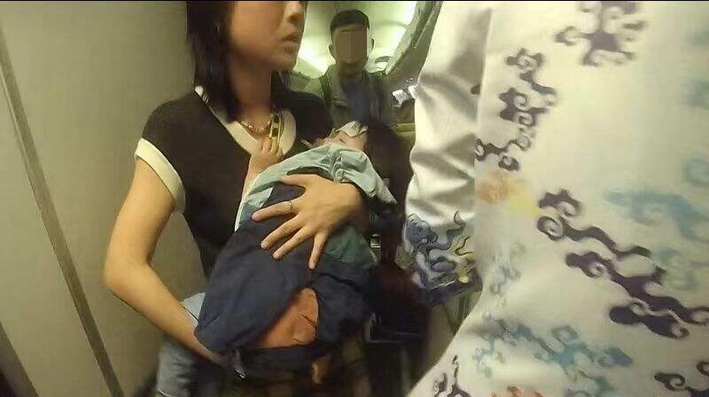 飞机飞行途中婴儿发高烧，并且发生身体颤抖。
