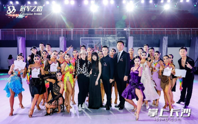 湖南艺术职业学院舞蹈学院参赛团队合影。均为范想 摄