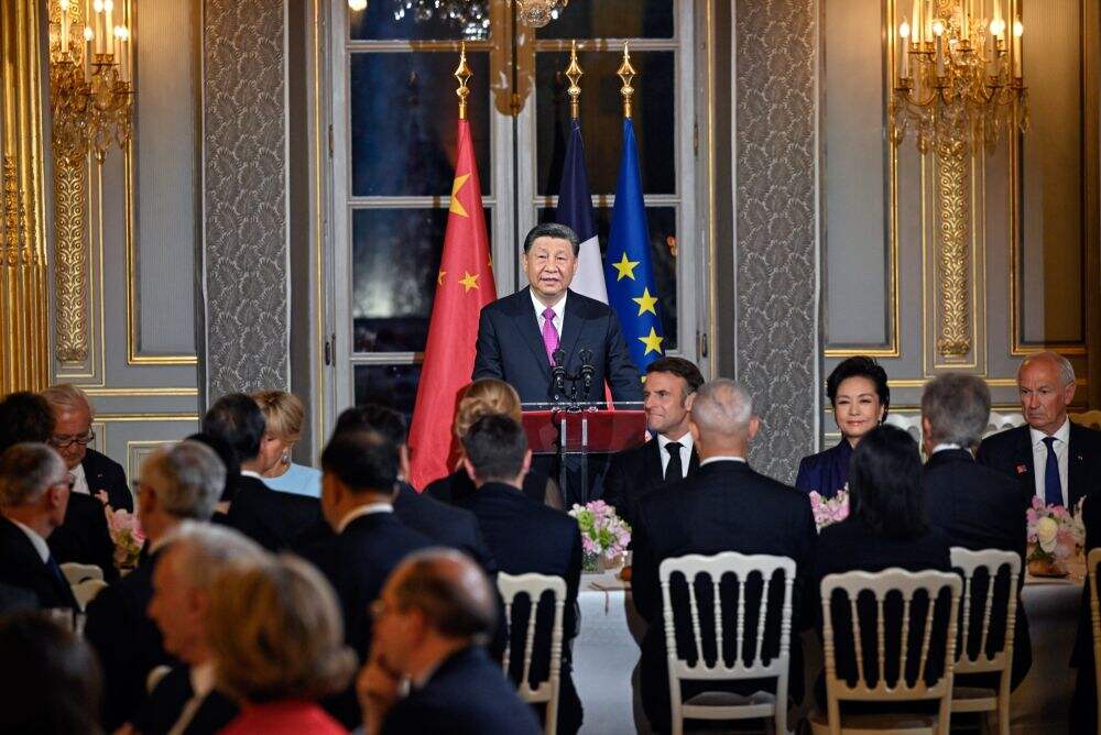 当地时间5月6日晚，国家主席习近平和夫人彭丽媛在巴黎爱丽舍宫出席法国总统马克龙和夫人布丽吉特举行的欢迎宴会。新华社记者 殷博古 摄