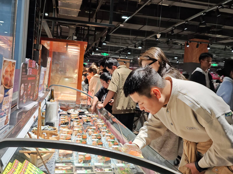 步步高超市梅溪新天地店内，顾客在选购美味的寿司。湘江早报全媒体记者 尹婷 摄