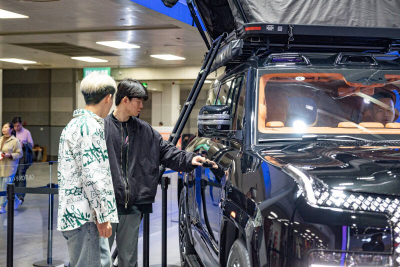 湖南车展现场，市民在看车选车。湘江早报全媒体记者 范龙贵 摄