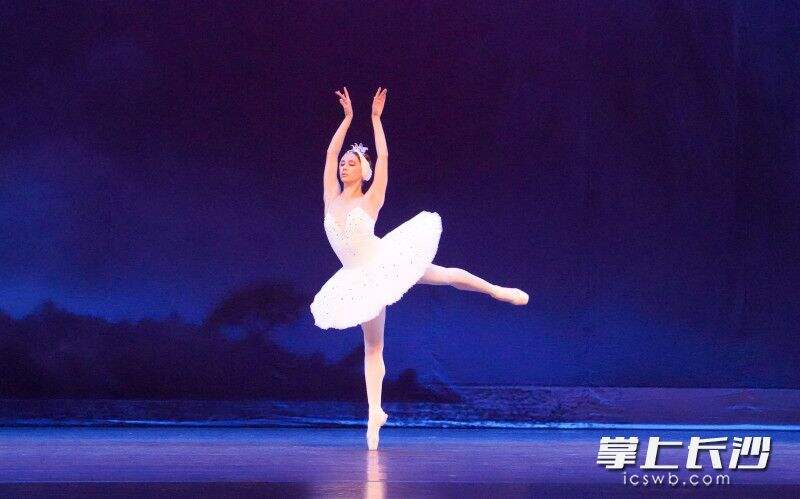 由湖南青年芭蕾舞团联合湖南湘江交响乐团制作的芭蕾舞剧《天鹅湖》世界巡演在长沙首演。