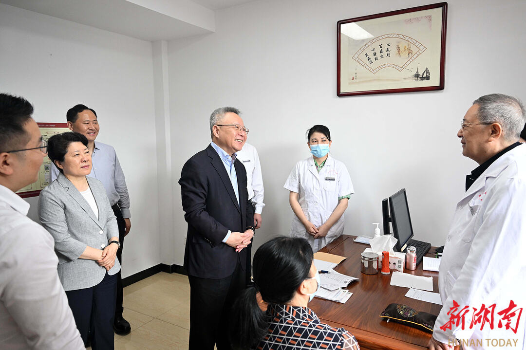 5月7日，沈晓明在湖南中医药大学第一附属医院调研。