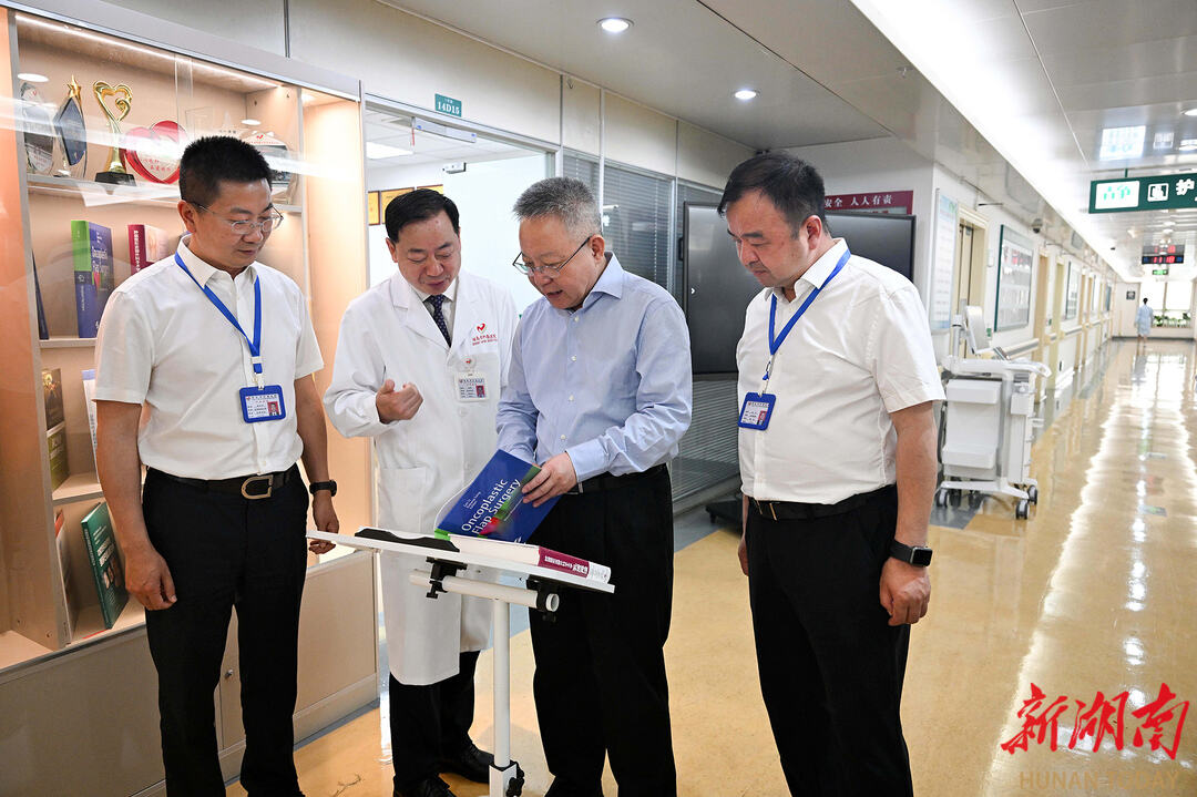 5月7日，沈晓明在湖南省肿瘤医院调研。