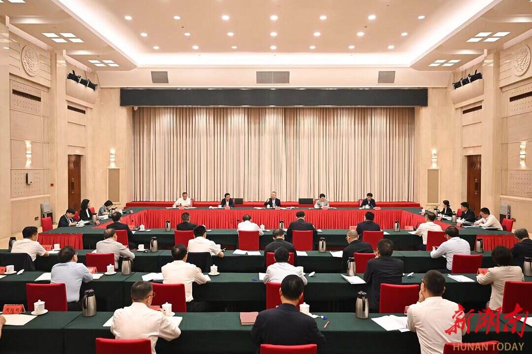 5月7日，沈晓明主持召开座谈会。