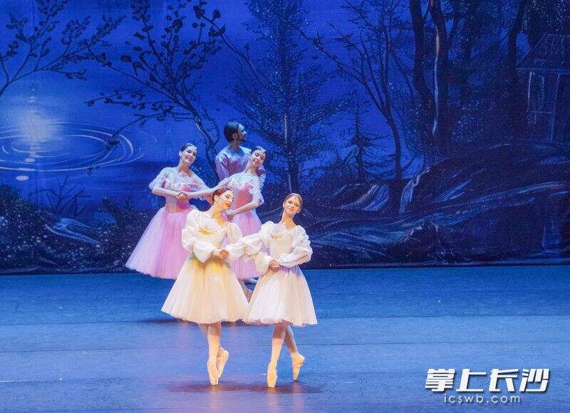 《天鹅湖》演出现场，湖南湘江交响乐团与湖南青年芭蕾舞团配合默契。