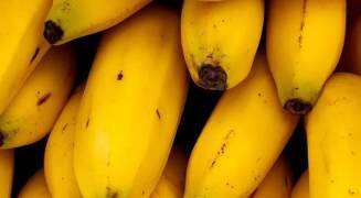水果店开了二十几年只卖香蕉 多数顾客是附近的街坊邻居