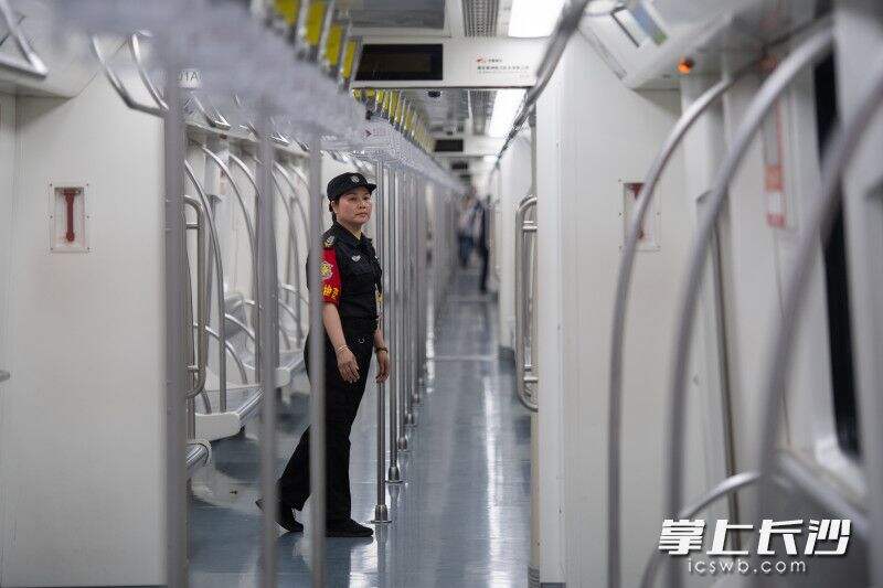 列车到达省政府站时，地铁工作人员迅速提醒、引导列车内所有乘客下车，快速检查车厢。