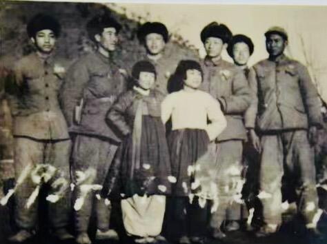 70多年前的老照片中，志愿军战士和朝鲜孩子合影。