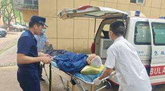 路遇老人摔倒，长沙两名消防员及时救助