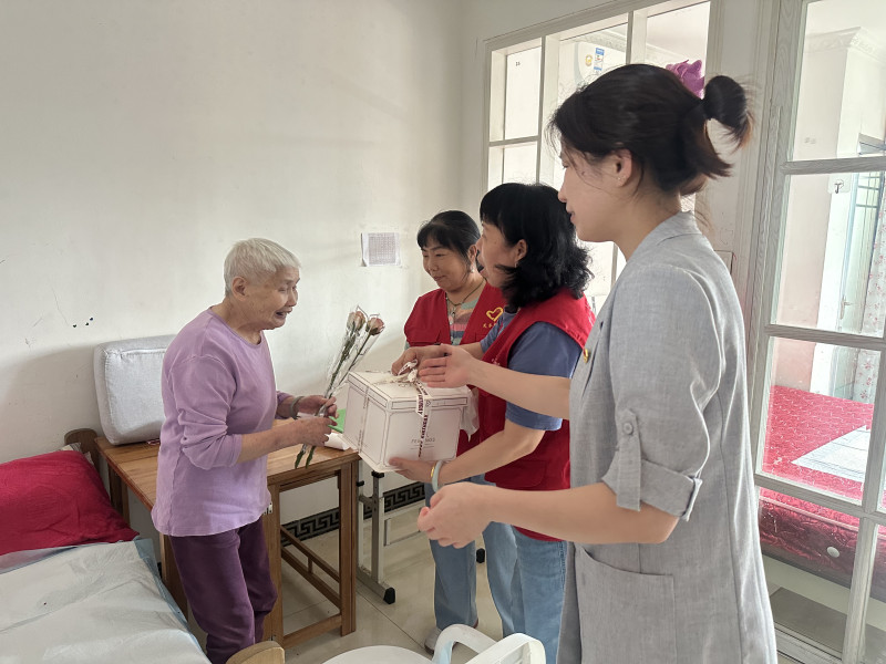 鲜花蛋糕送给社区高龄独居老妈妈