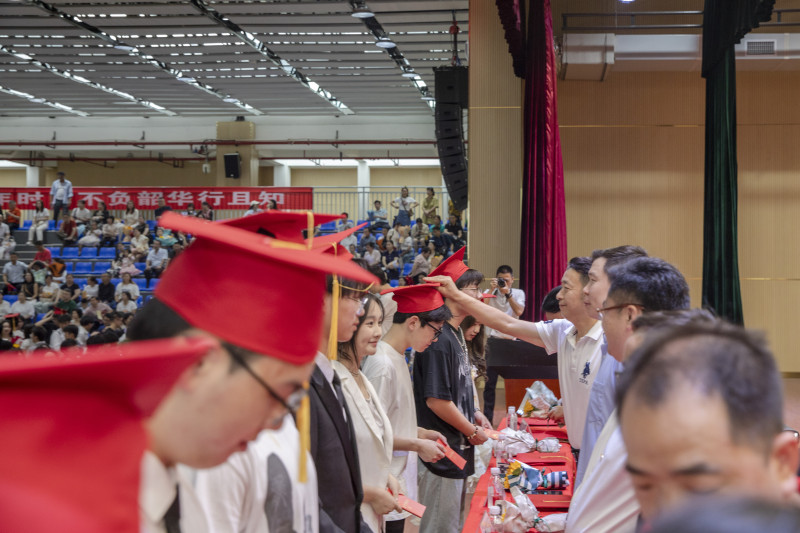 活动现场，恒定中学校领导给学生代表戴上“成人帽”，祝贺他们长大成人。均为长沙晚报通讯员 邓建平 摄