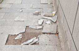 长沙一人行道地面损坏一个多月无人管？回复来了
