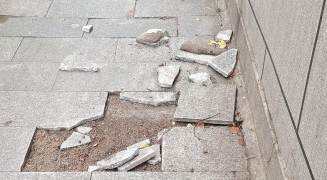 长沙一人行道地面损坏一个多月无人管？回复来了