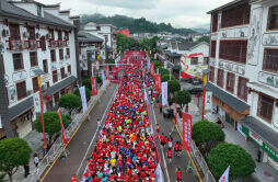 中国户外健身休闲大会首站开跑 3000名跑友打卡红色桑植