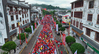 中国户外健身休闲大会首站开跑 3000名跑友打卡红色桑植