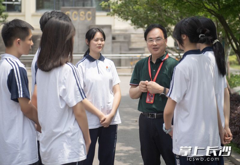 龚彩福在课间和学生们亲切交流。