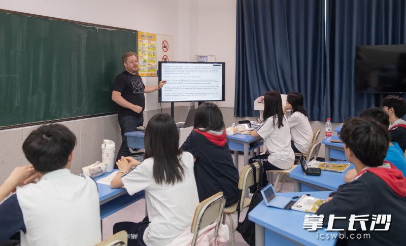 中加高级中学致力于打造多元化升学途径，普高部、美术部、艺体部、国际部，为每个孩子提供最合适自己的教育之路。