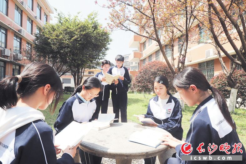 阳光灿烂，美丽校园里学风浓厚，随处都有广雅学子求知的身影。雪亚 摄