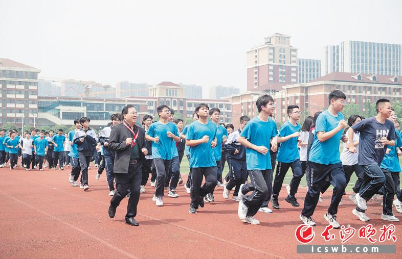 中加新上任的校长——全国百强中学、衡阳八中原校长龚彩福陪学生跑操。