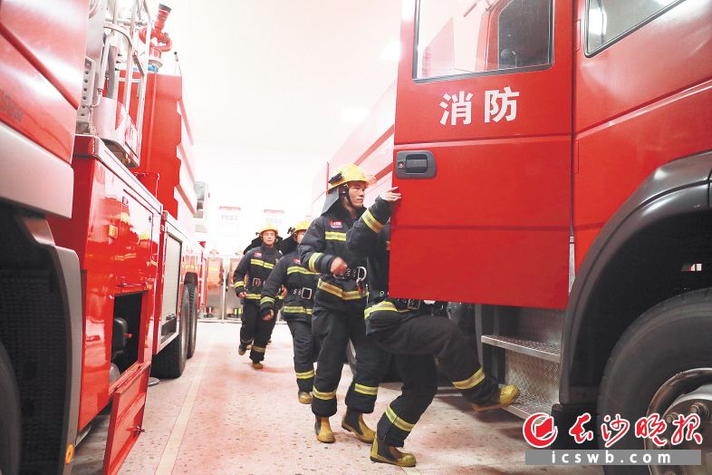 即便是在凌晨的熟睡状态，消防救援人员只要听到警铃声响起，就会立马弹起，用最快的速度出警。均为长沙晚报全媒体记者 林暘 摄