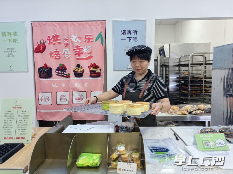 在家门口的烘焙店工作，让李华（化名）有了稳定收入，更能学到更多烘焙技术。