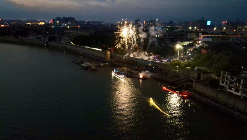 各码头的龙舟如流光闪动，在河面上激起层层浪花。㮾梨街道供图