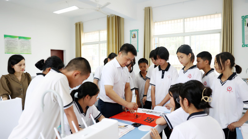 图为长沙县政协委员詹习成在教授学生书法。 盛磊 摄