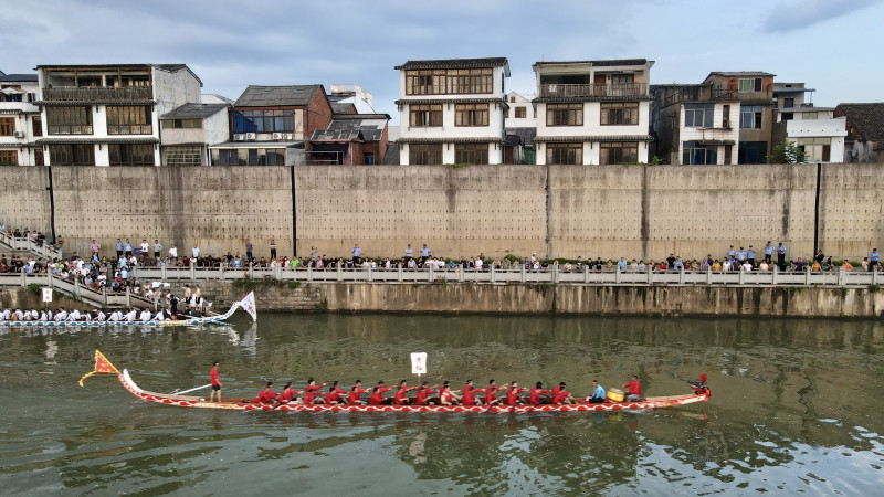 浏阳河沿岸各码头的龙船齐聚，一场“速度与激情”在浏阳河上上演。 㮾梨街道供图