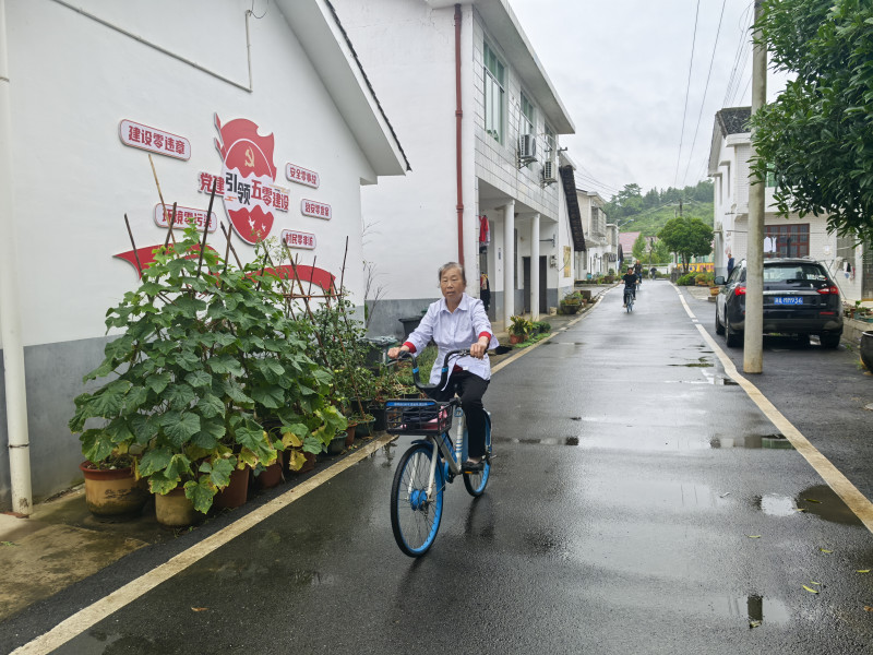 长沙县高桥镇白石源村的村民在村里就能骑上共享单车了。 哈啰供图