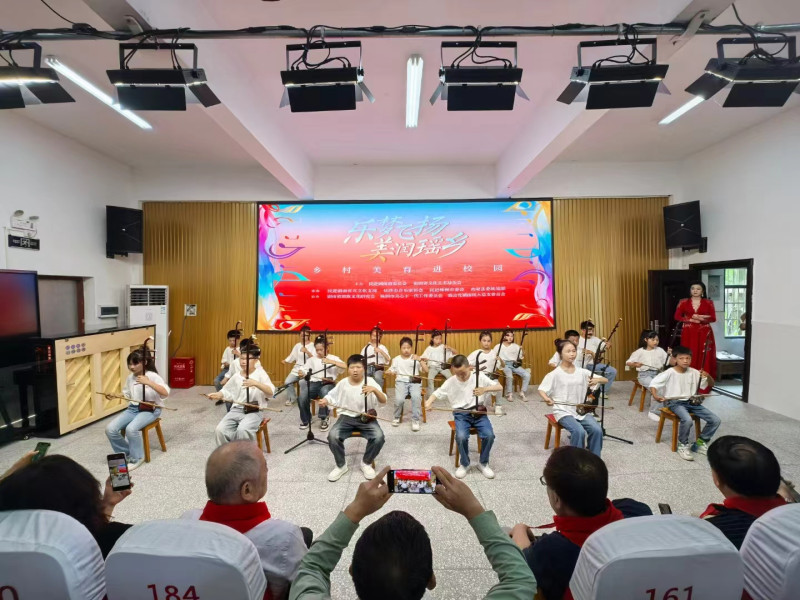 炎陵县中村瑶族乡民族学校学生表演二胡齐奏《上春山 》《市集》《赛马》。