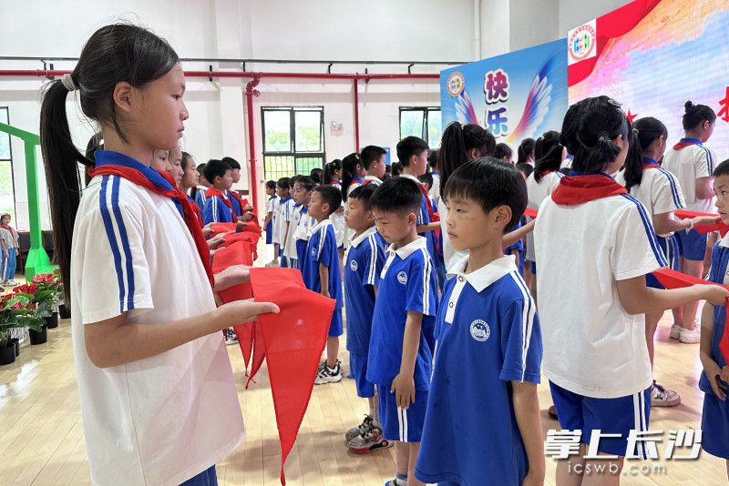浏阳文家市举行一年级入队仪式：红领巾爱祖国 强国复兴有我