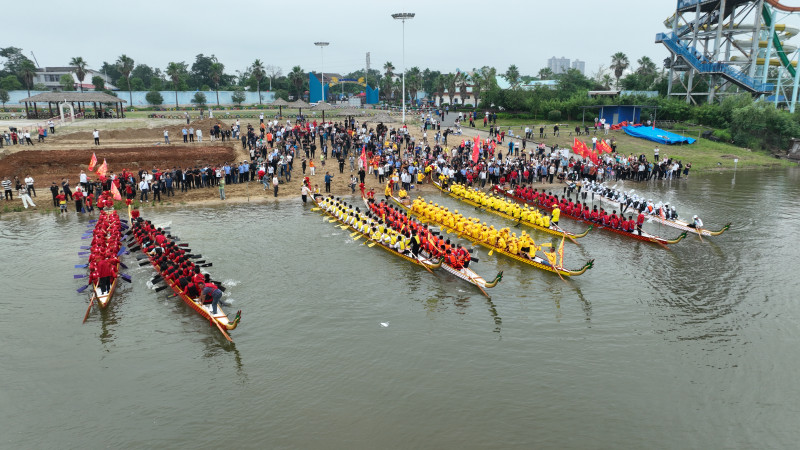 1日，在湘阴洋沙湖水上运动中心，8条龙舟接受“点睛”后“下水”，乘风破浪展雄威。均为 通讯员 彭柳 供图