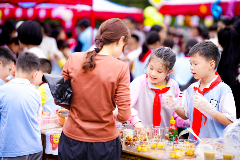 同学们自制美食进行销售。均为长沙晚报通讯员 向娟 供图