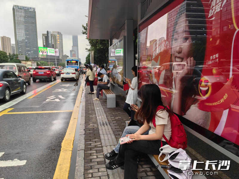 不少乘客在芙蓉广场地铁站候车。   均为长沙晚报全媒体记者匡小娟摄