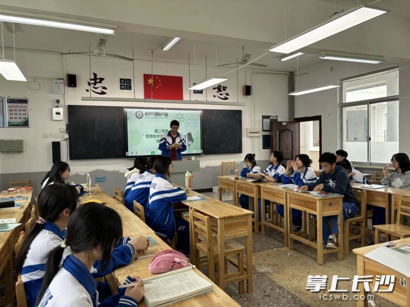 同学们围绕“是否应该推广转基因作物”“是否支持设计试管婴儿”等生物学热点问题，开展激烈辩论。